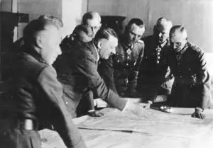 Lire la suite à propos de l’article Adolf Heusinger : Du IIIe Reich à l’OTAN