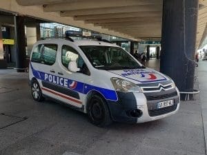 Lire la suite à propos de l’article Vénissieux : Un policier hors service traîné par un véhicule sur 200 Mètres