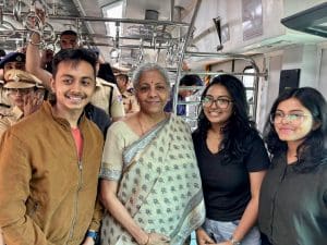 Lire la suite à propos de l’article Inde : Les contributeurs du FEM, Narendra Modi et Nirmala Sitharaman font la promo des transports en commun
