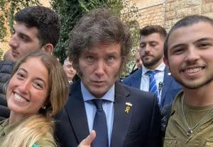 Lire la suite à propos de l’article Le Président argentin Javier Milei confirme son intention de transférer l&rsquo;ambassade d&rsquo;argentine à Jérusalem