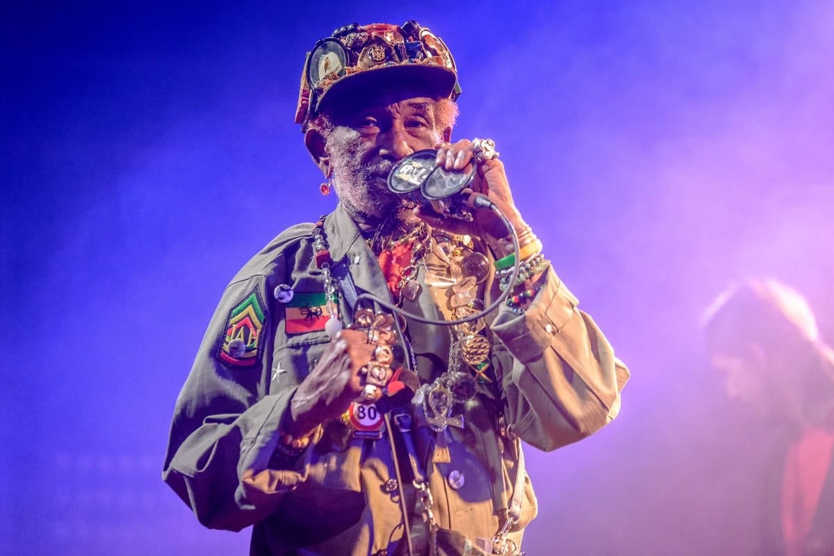 You are currently viewing Lee « Scratch » Perry : L&rsquo;héritage musical du pionnier du dub perdure avec l&rsquo;album posthume « King Perry »