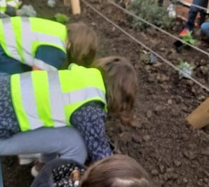 Lire la suite à propos de l’article Lyon : Les scolaires participent à la plantation d&rsquo;arbres sur la place Commandant Arnaud dans le 4e