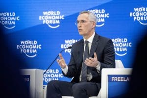 Lire la suite à propos de l’article OTAN : Le feu vert du contributeur du FEM, Jens Stoltenberg, pour des frappes Ukrainiennes hors frontières avec des F-16