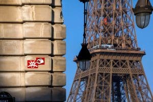 Lire la suite à propos de l’article Paris : Invader transforme un immeuble parisien en station spatiale