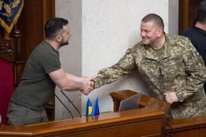 Lire la suite à propos de l’article Zelensky annonce le départ de Valeri Zaloujny, commandant en chef des armées ukrainiennes