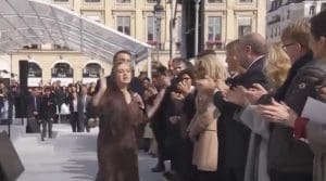 Lire la suite à propos de l’article Catherine Ringer esquive Emmanuel Macron après la cérémonie du 8 mars