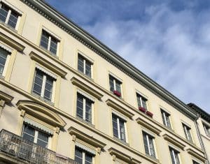 Lire la suite à propos de l’article Métropole de Lyon : Transformation de cinq immeubles en 87 logements sociaux grâce à un partenariat innovant