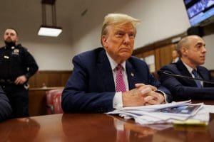 Lire la suite à propos de l’article Etats-Unis : Donald Trump accusé de complot continue de crier à la « chasse aux sorcières »