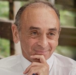 Lire la suite à propos de l’article Ajaccio : Après Glucksmann, Zemmour visé par des jets d&rsquo;œufs durant une visite de campagne