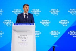 Lire la suite à propos de l’article Le contributeur de l&rsquo;agenda 2030 du Forum économique mondial, Emmanuel Macron, réaffirme que l’envoi de troupes en Ukraine n’est pas exclu