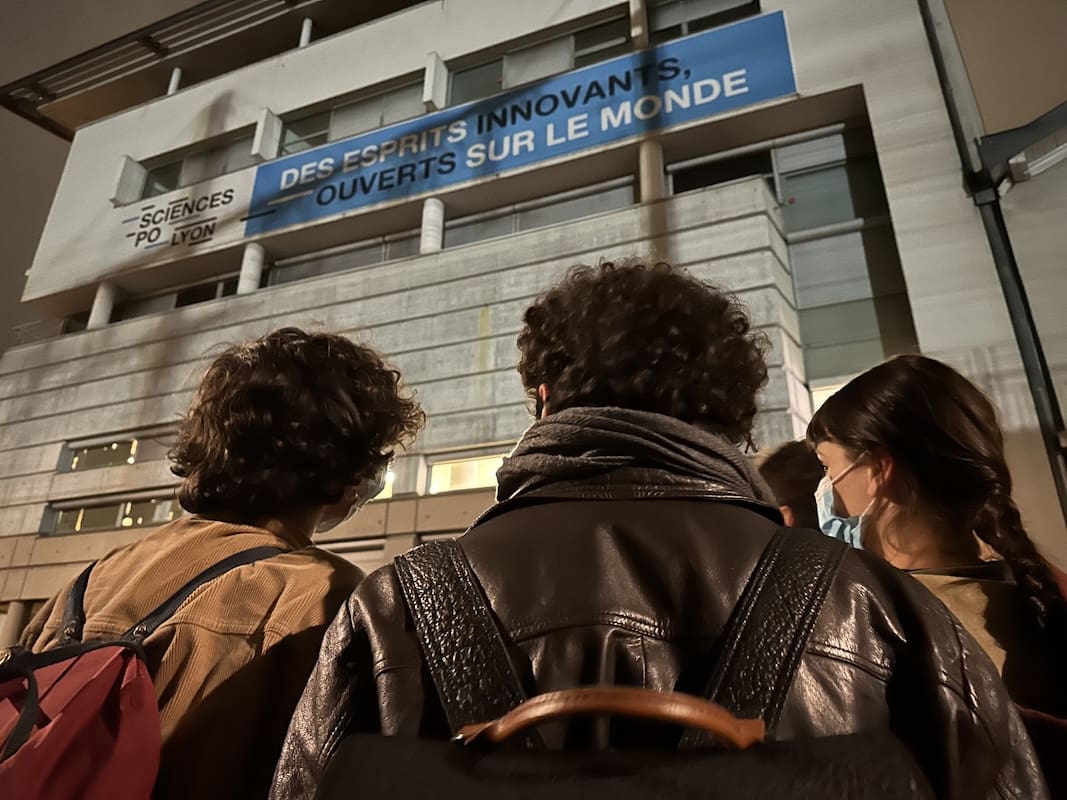 You are currently viewing Lyon : Des étudiants bloquent science Po&rsquo; et reçoivent le soutien des Insoumis