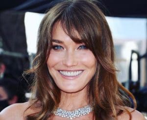 Lire la suite à propos de l’article Carla Bruni ambassadrice de l&rsquo;élite mondialiste chante en tenue de serveuse dans sa cuisine