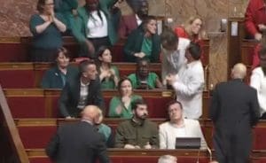 Lire la suite à propos de l’article Défiant les sanctions, les députés de la Nupes arborent les couleurs de la Palestine à l&rsquo;Assemblée Nationale