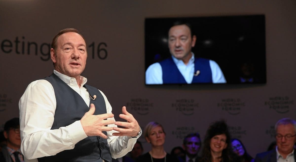 You are currently viewing Kevin Spacey est ruiné : Les personnalités de la liste d’Epstein tombent les unes après les autres