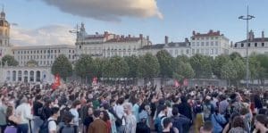 Lire la suite à propos de l’article Législatives 2024 : Des milliers de personnes manifestent contre l’extrême droite à Paris et dans toute la France