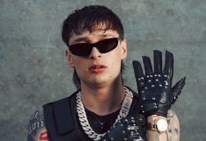 Lire la suite à propos de l’article Mexique : Peso Pluma invoque Steve Jobs pour des batteries durables et déclenche un Buzz Viral