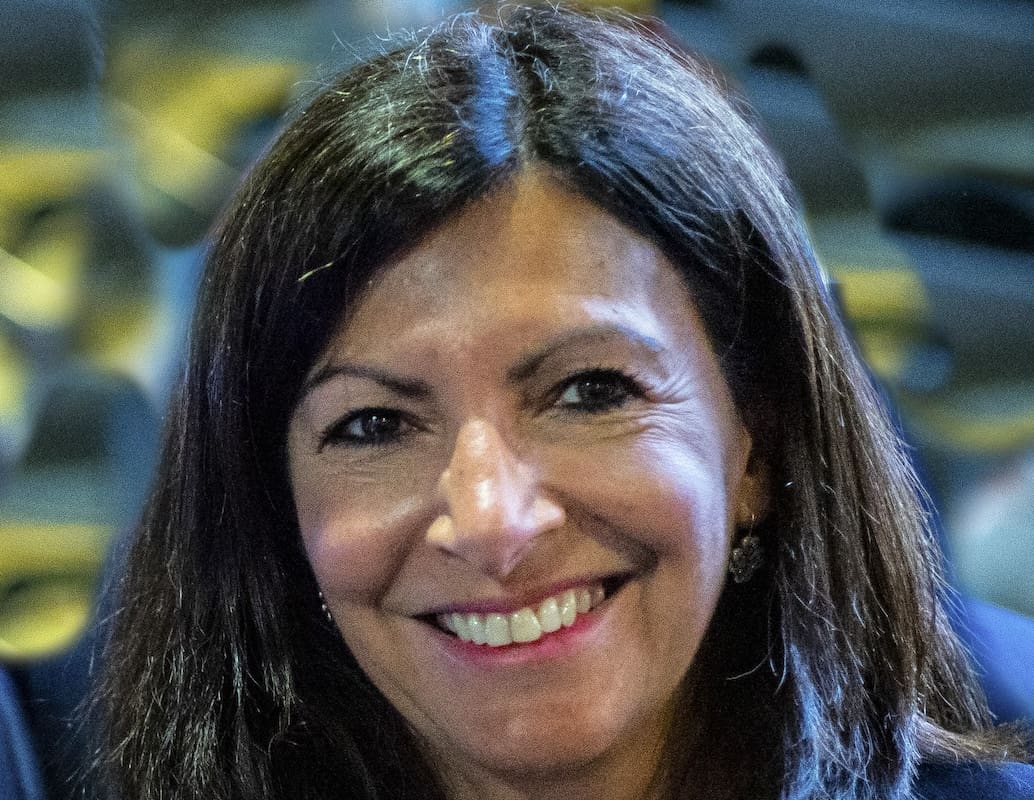 You are currently viewing Anne Hidalgo prépare sa baignade dans la Seine : 1,4 milliard ont déjà été jetés à l’eau