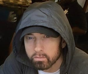 Lire la suite à propos de l’article Eminem adresse de nombreuses piques à Kanye West, P Diddy et aux LGBT dans son nouvel album