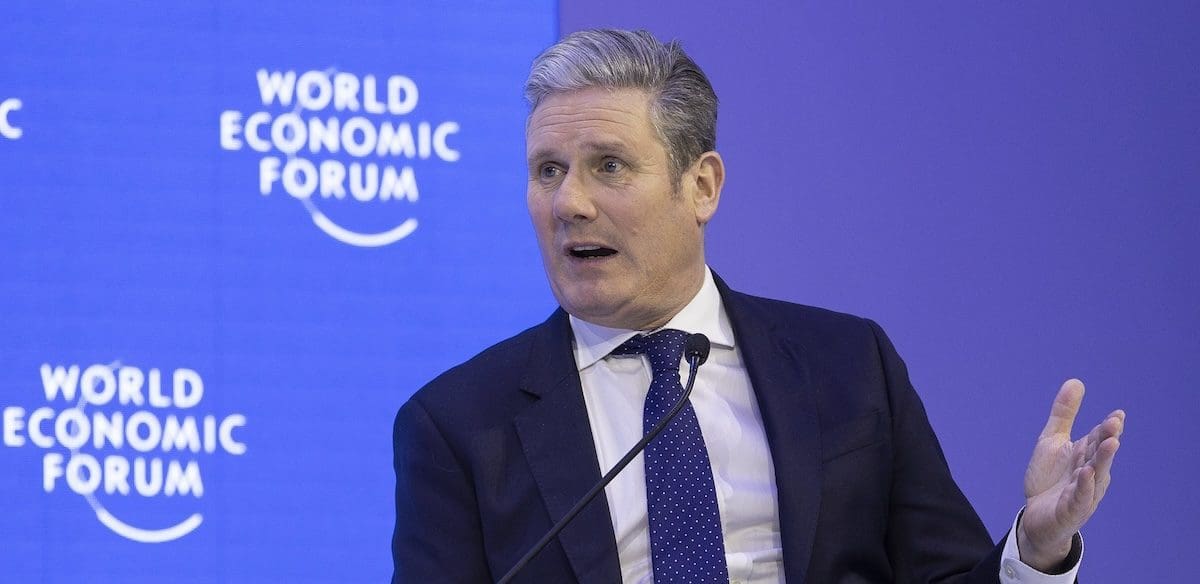 You are currently viewing Grande-Bretagne : Le nouveau premier ministre et contributeur du FEM, Keir Starmer, va-t-il réintégrer le royaume à l’Europe ? 