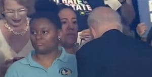 Lire la suite à propos de l’article Joe Biden accusé de snober une militante Noire : Une nouvelle polémique secoue le Parti Démocrate