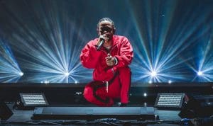 Lire la suite à propos de l’article Kendrick Lamar clip son hit “Not Like Us” et enfonce encore Drake
