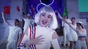 Lire la suite à propos de l’article Le morceau « Olympics » d&rsquo;Arielle Dombasle provoque un tollé sur les réseaux sociaux