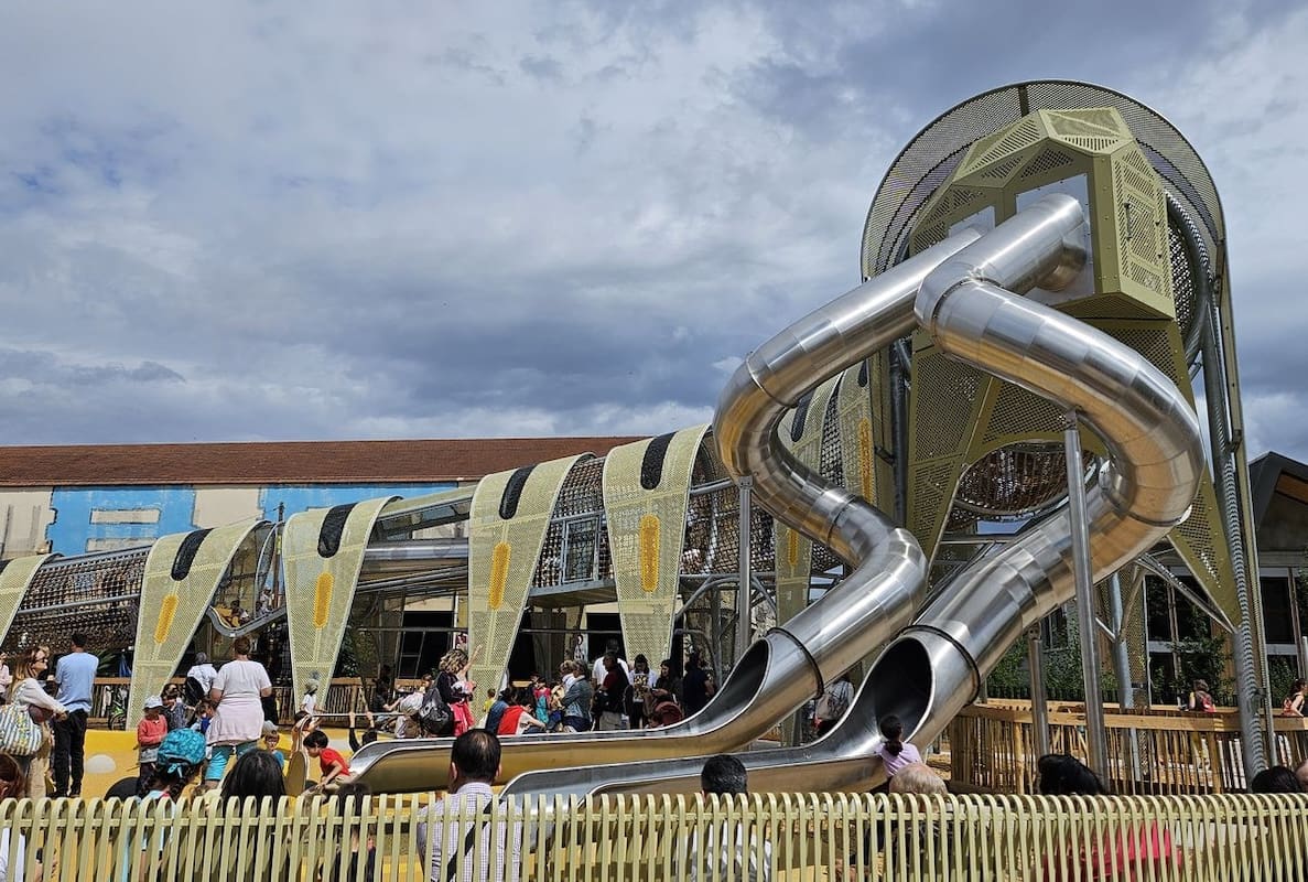 You are currently viewing Lyon : Caterpilou, une nouvelle aire de jeux monumentale ouvre à la Confluence