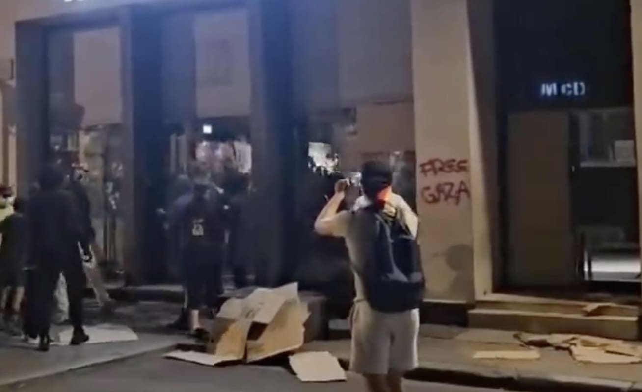 You are currently viewing Lyon : Un Mac Do vandalisé par l’Ultra-Gauche