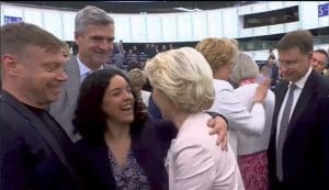 Lire la suite à propos de l’article Manon Aubry réagit suite à la polémique suscitée par son accolade avec Ursula von der Leyen