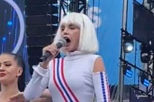 Lire la suite à propos de l’article Paris 2024 : La performance d&rsquo;Arielle Dombasle enflamme les réseaux sociaux