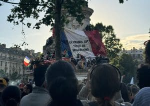 Lire la suite à propos de l’article Paris : Une foule massive célèbre la victoire du Nouveau Front Populaire sur la place de la République