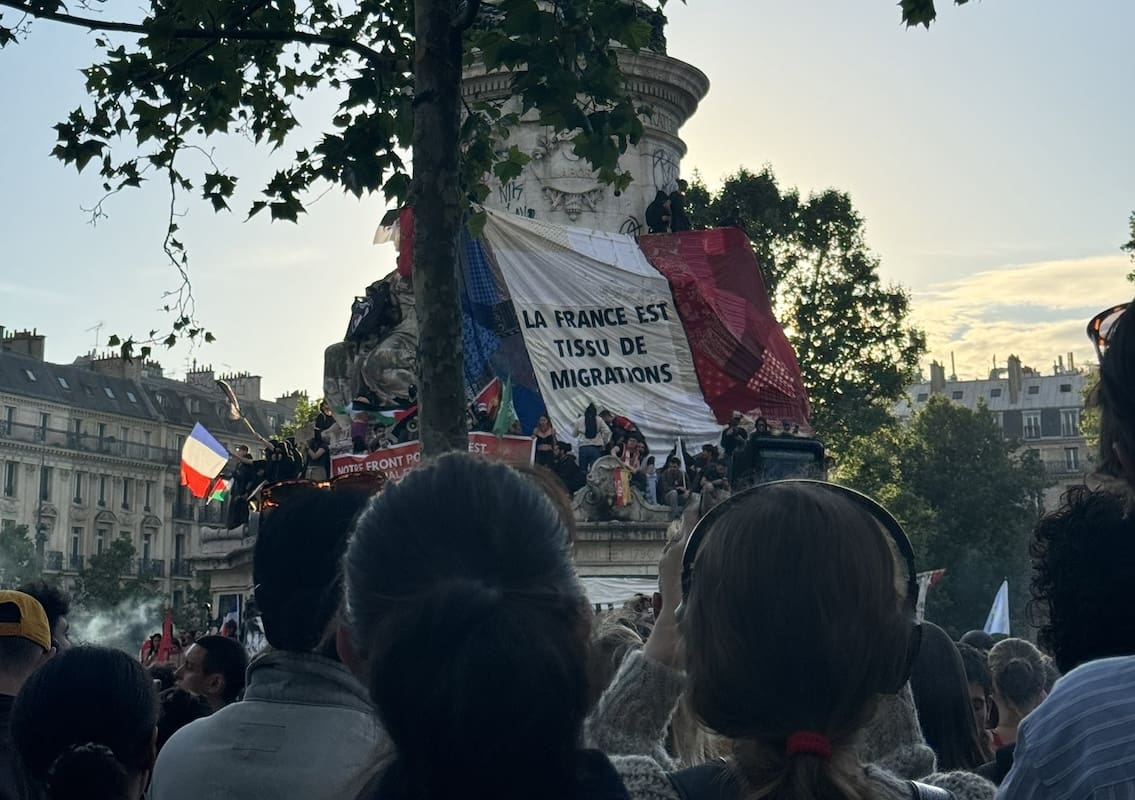 You are currently viewing Paris : Une foule massive célèbre la victoire du Nouveau Front Populaire sur la place de la République