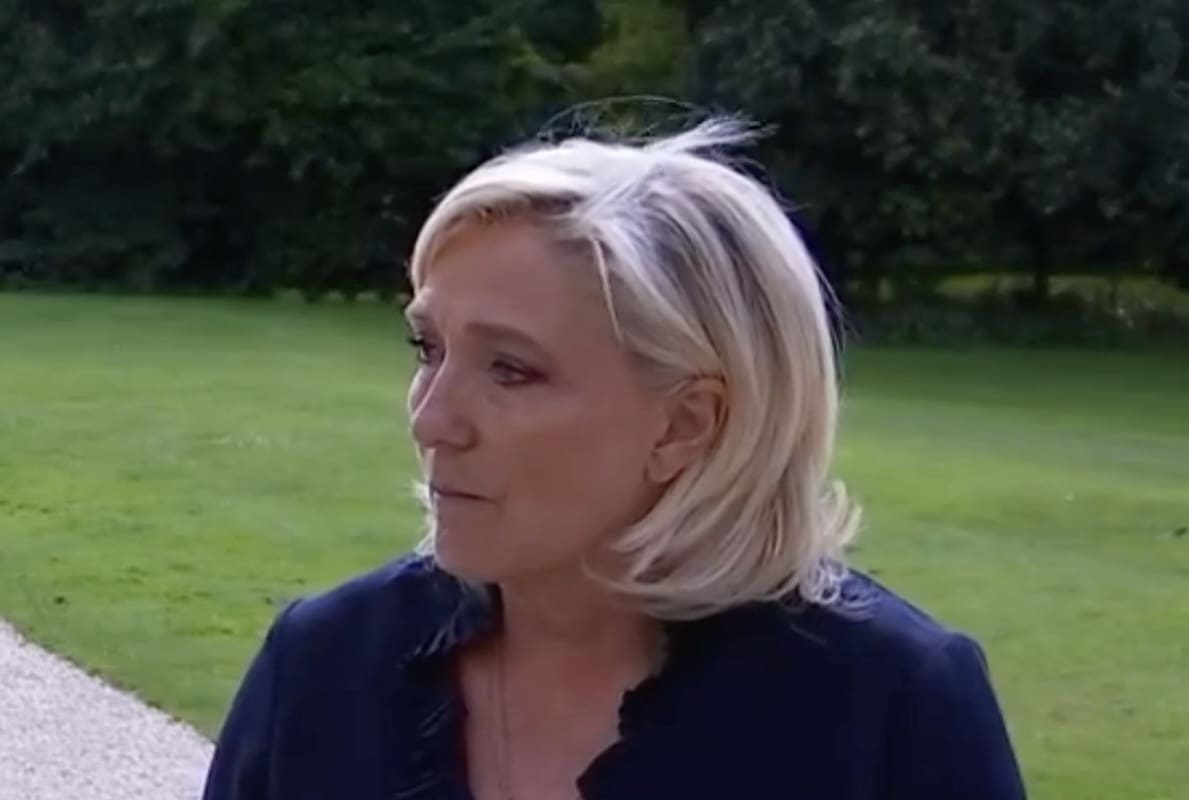 You are currently viewing Marine Le Pen annonce que le RN votera une motion de censure contre tout gouvernement de gauche