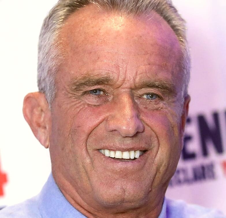 You are currently viewing Présidentielle américaine : Robert F. Kennedy Jr. suspend sa campagne et soutient Trump