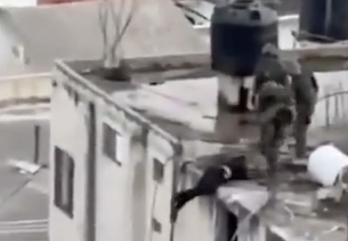 You are currently viewing Cisjordanie : des soldats israéliens filmés en train de jeter des corps de Palestiniens depuis un immeuble