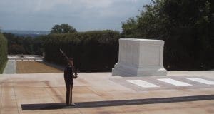 Lire la suite à propos de l’article Donald Trump et l&rsquo;incident au cimetière militaire d&rsquo;Arlington : Un faux pas politique ?