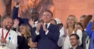 Lire la suite à propos de l’article Emmanuel Macron moqué pour sa tentative de se placer au centre de la « Parade des Champions »