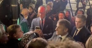 Lire la suite à propos de l’article Le Havre : Emmanuel Macron et Édouard Philippe complices lors des célébrations de la libération de la ville