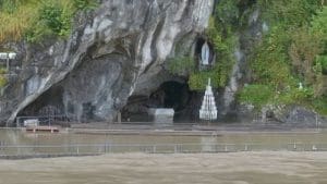 Lire la suite à propos de l’article Le Sanctuaire de Lourdes partiellement inondé après des crues dans les Hautes-Pyrénées