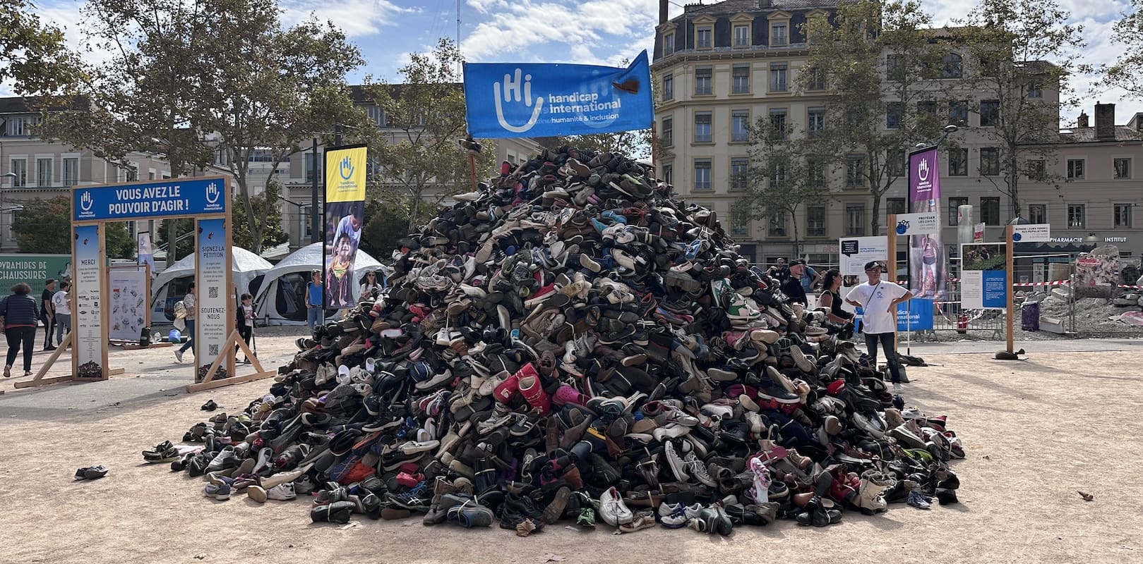 You are currently viewing Lyon : Handicap International organise la 30e édition de sa Pyramide de Chaussures à la Croix-Rousse