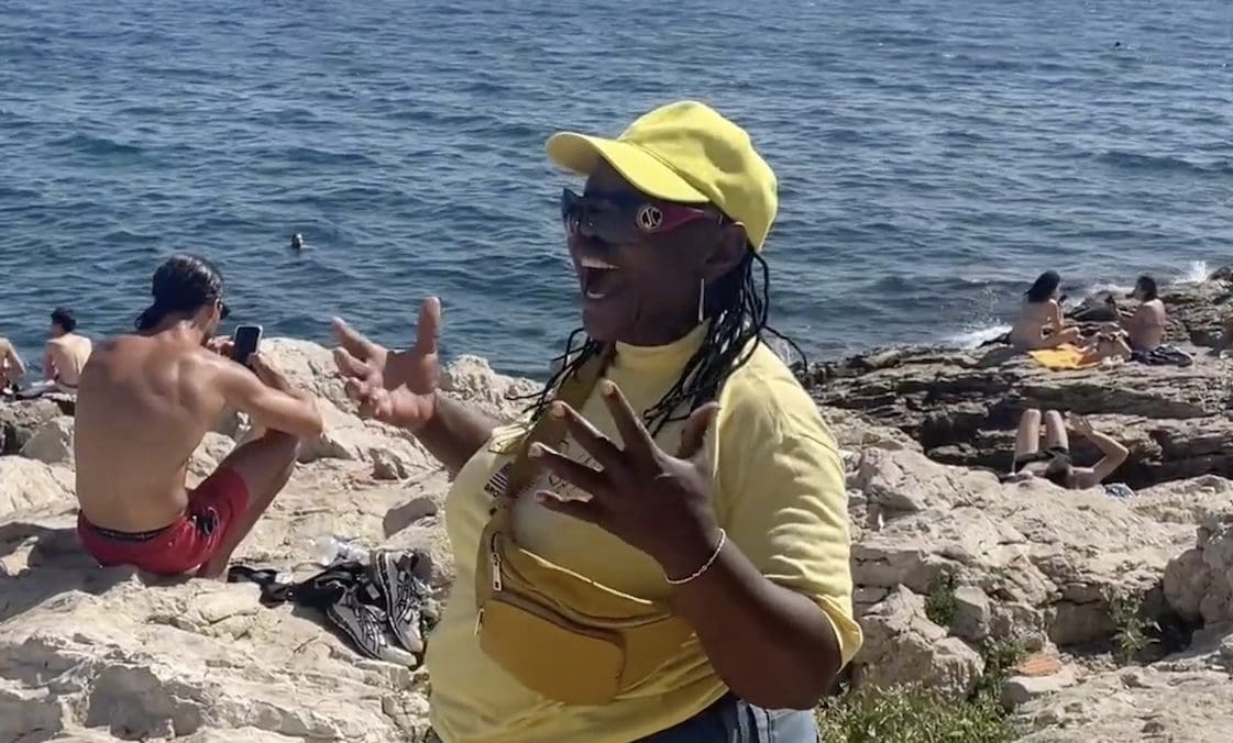 You are currently viewing Marseille : Bessie, la reine des plages qui chante « la vie est belle »