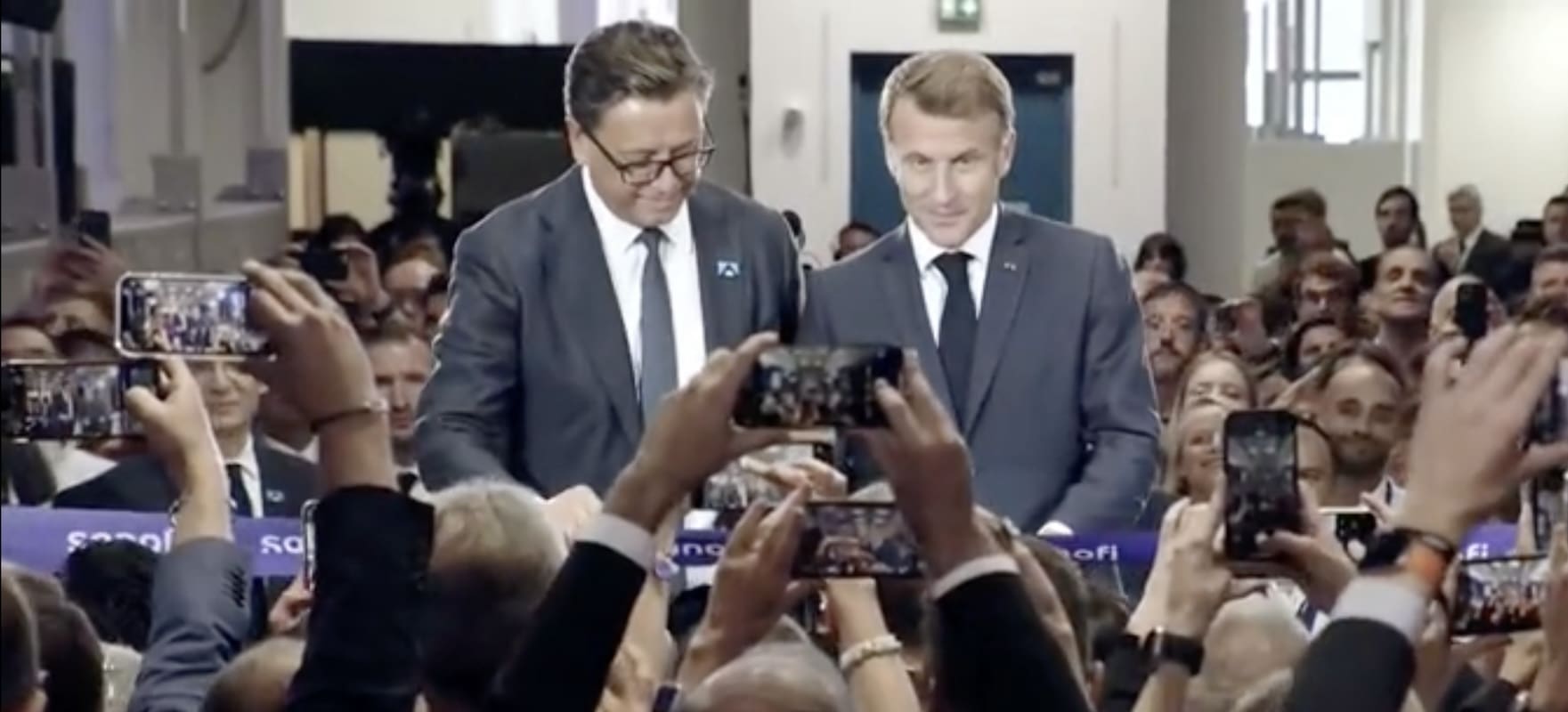 You are currently viewing Neuville-sur-Saône : Emmanuel Macron inaugure une usine de Sanofi capable de produire des vaccins à ARNm et autres biomédicaments