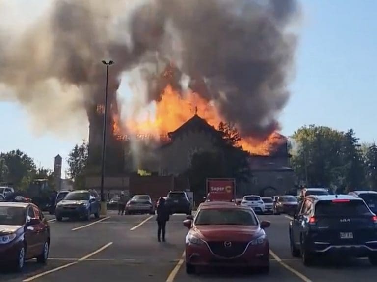 Lire la suite à propos de l’article Canada : Incendie de l&rsquo;église Notre-Dame-des-Sept-Allégresses au Québec