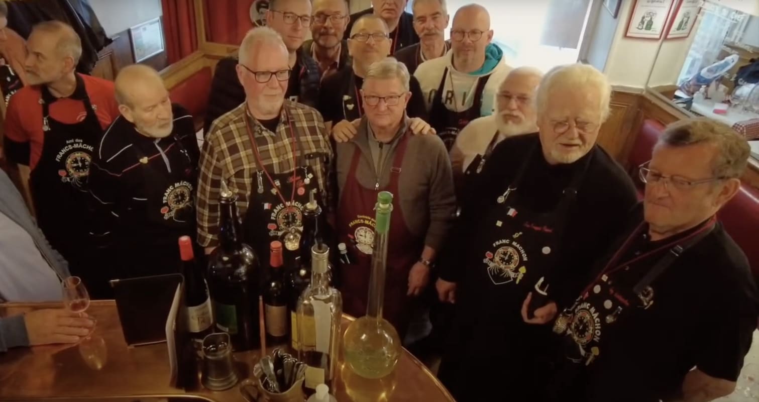 You are currently viewing Les Francs-Mâchons Lyonnais : Gardiens d&rsquo;une tradition gastronomique