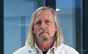 Lire la suite à propos de l’article Didier Raoult a identifié de l&rsquo;ADN dans le vaccin Pfizer anti-COVID-19