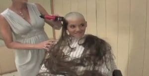 Lire la suite à propos de l’article États-Unis : Les femmes « progressistes » protestent contre la victoire de Trump en boycottant les hommes et en rasant leurs cheveux