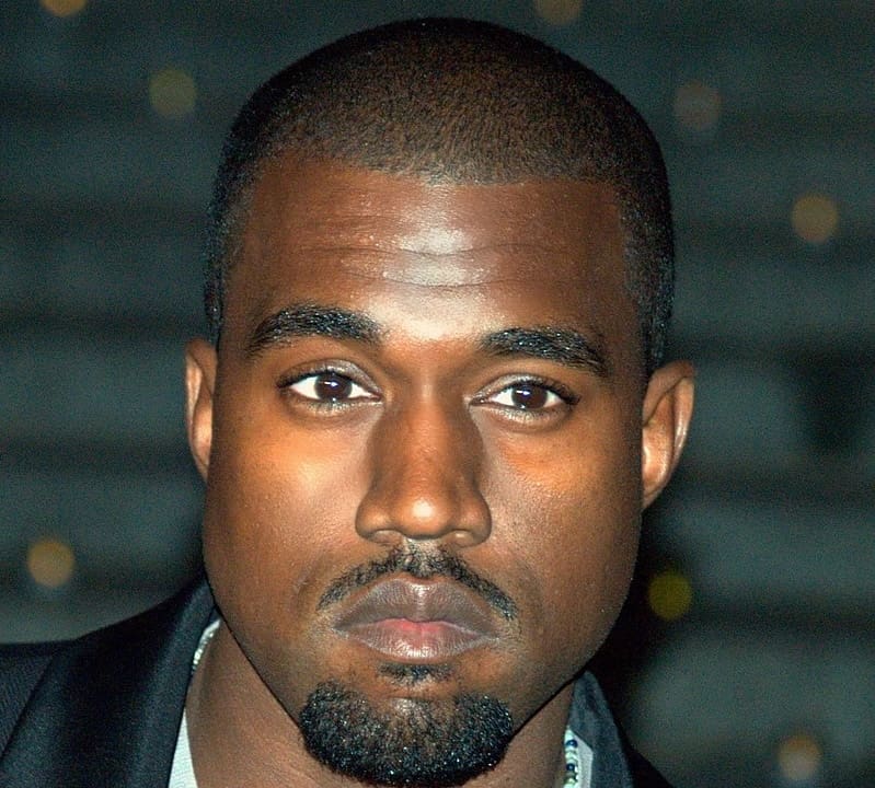 You are currently viewing Kanye West sort un clip réalisé avec l’IA pour son morceau “BOMB”