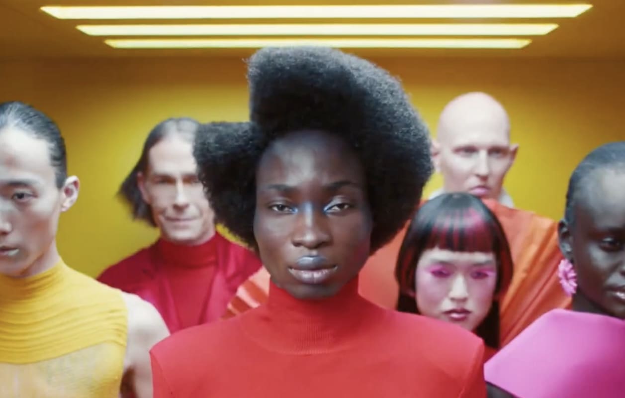 You are currently viewing Le Forum économique mondial à l&rsquo;origine de la publicité « woke » de Jaguar ?