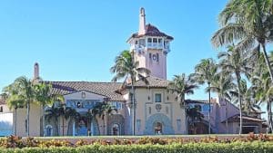 Lire la suite à propos de l’article Mar-a-Lago : Comment Donald Trump a transformé un échec en une mine d’or à 40 millions de dollars par an
