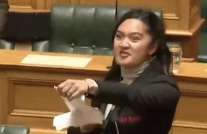 Lire la suite à propos de l’article Nouvelle-Zélande : Des députés maoris protestent par un haka au Parlement contre une réforme controversée